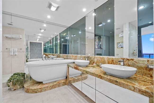 Building Photo - 17121 Collins Ave