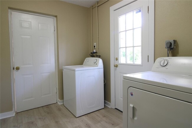 Building Photo - 1388 Whitewood Dr