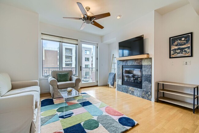 Building Photo - 2-BDR Retreat with Rooftop Pool & Gym