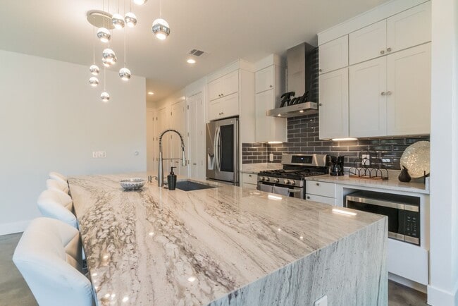 Building Photo - TX-AUS-113DEN