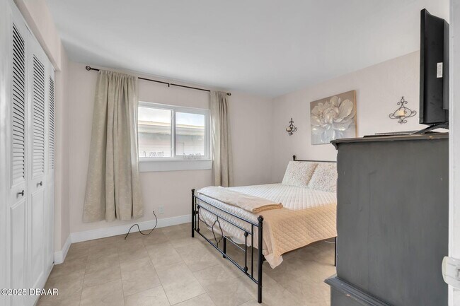 Building Photo - 1404 N Atlantic Ave