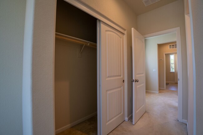 Building Photo - 3625 Blue Bird Dr