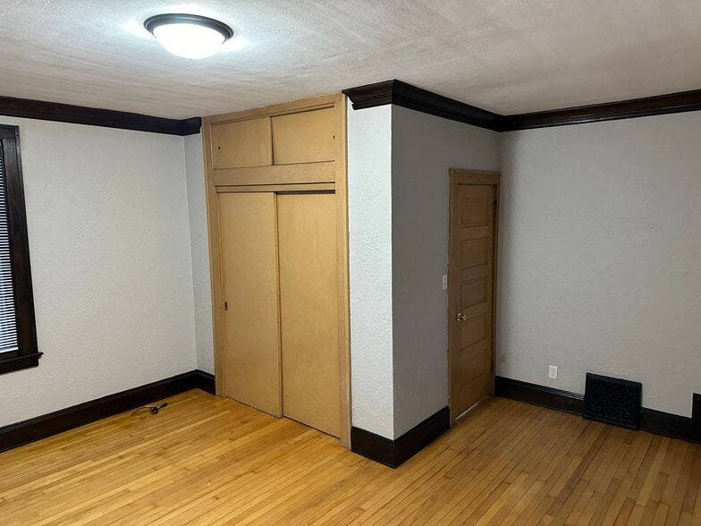 Building Photo - 323A Superior Ave