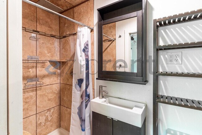 Building Photo - Unit A