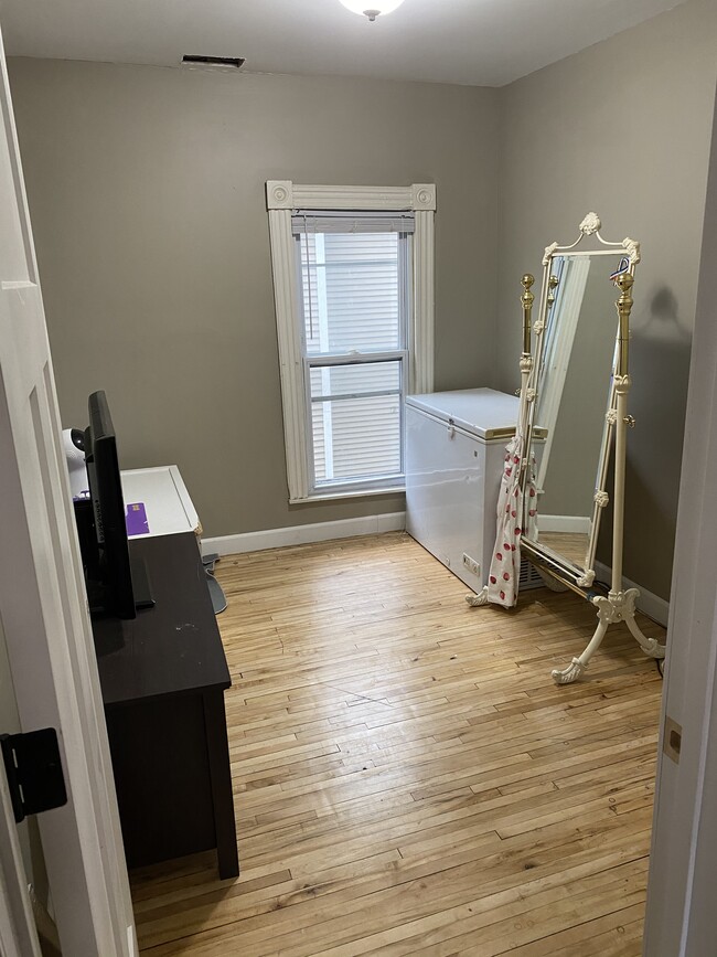 2nd lower level bedroom with closet - 1346 W Minnehaha Ave