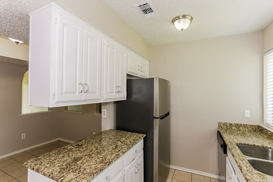 Building Photo - 2505 Crown Cir