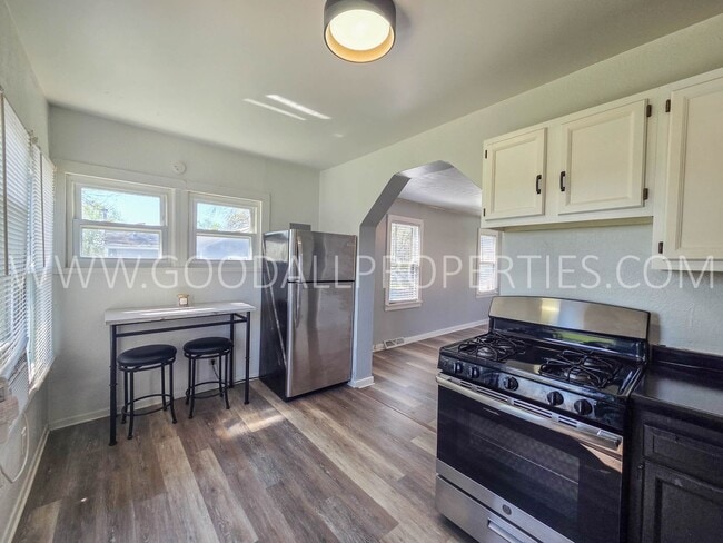 Building Photo - Cozy 2-Bedroom Home Near Downtown Des Moines & Gray’s Lake