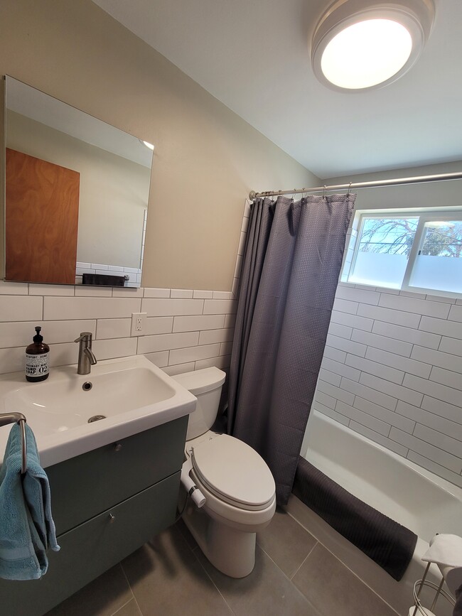 Building Photo - 978 Kenton St