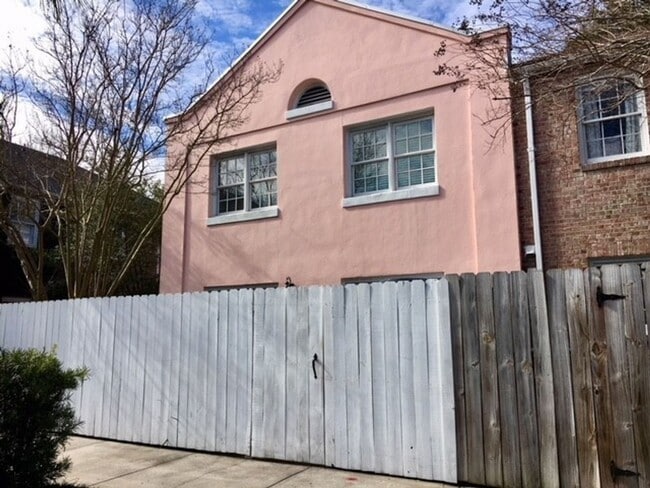 Building Photo - Downtown Town House - Steps to the Battery, Colonial Lake and King Street!