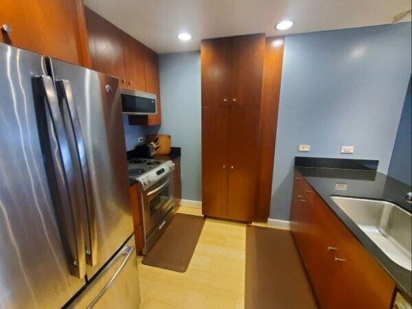 Building Photo - 585 9th St