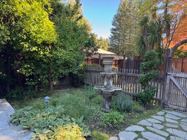 Building Photo - Gorgeous 5 bedroom, 4.5 bath, Westside Dan...