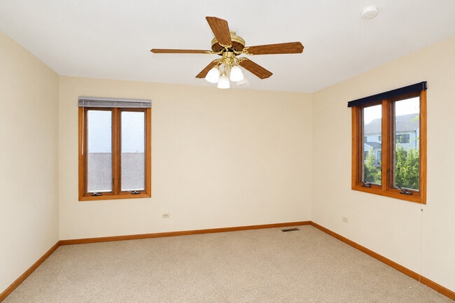 Building Photo - 706 North Point Dr