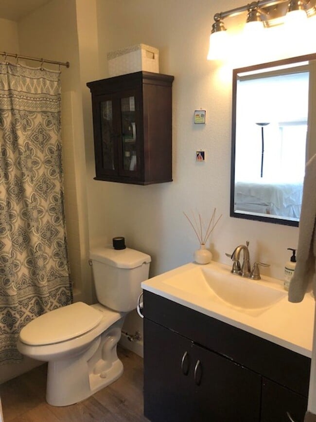 Building Photo - 2 bedroom, 1 bath townhome in great location