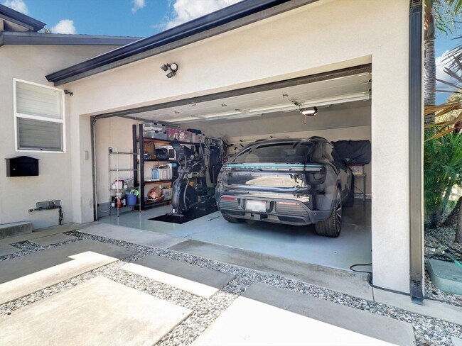 Building Photo - 5437 Coolidge Ave