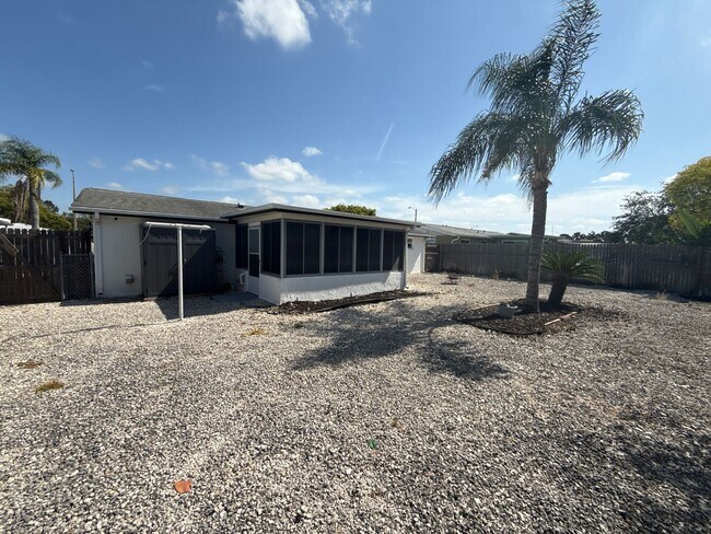 Building Photo - Beautiful 2 bedroom home with fenced in backyard