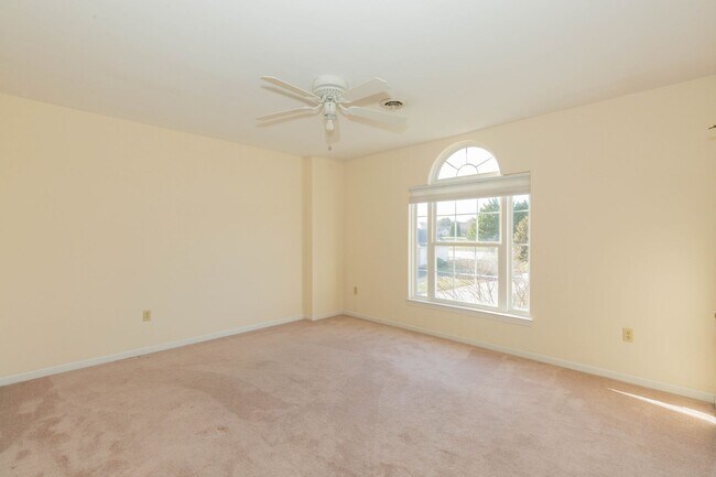 Building Photo - 4 bed, 3.5 bath Single Family Home in Charles Town, WV