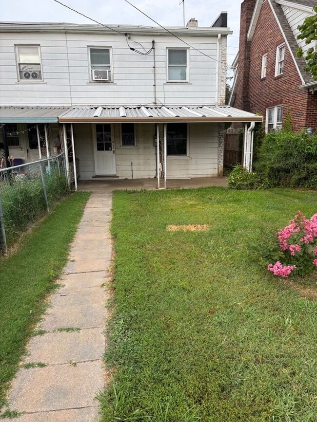 Building Photo - House for rent in York City!
