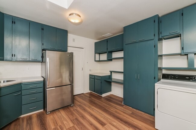 Building Photo - Available 2 Bedroom Home In Redwood Heights!