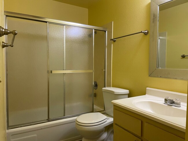Building Photo - Great 1 bedroom, 1 bath cottage ~ nice quiet street