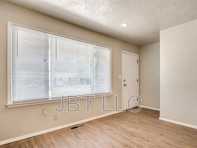 Building Photo - 2132 Andover Ct