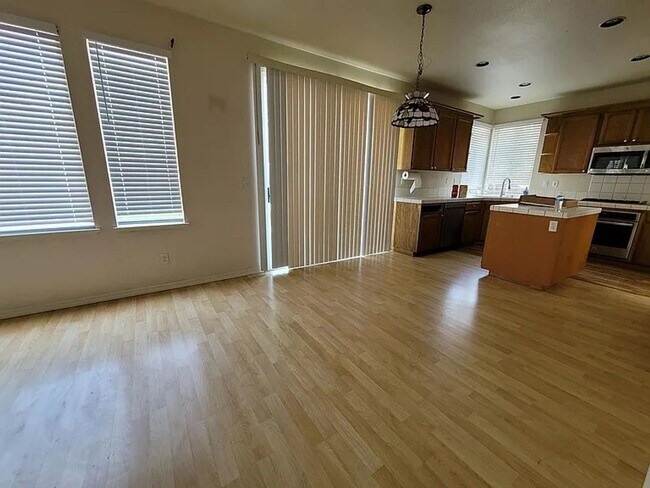 Building Photo - Spacious 4 Bed 3 Bath Home with a Pool!