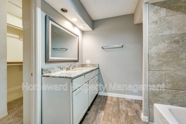 Building Photo - 2211 Heritage Cir