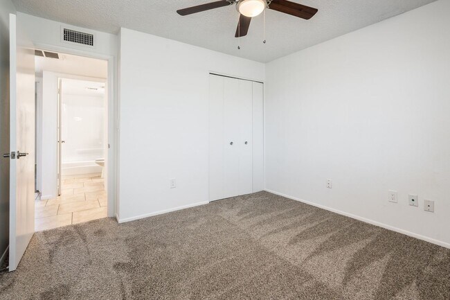 Building Photo - 3/2 sfh 2 car garage, huge yard 35th Ave &...