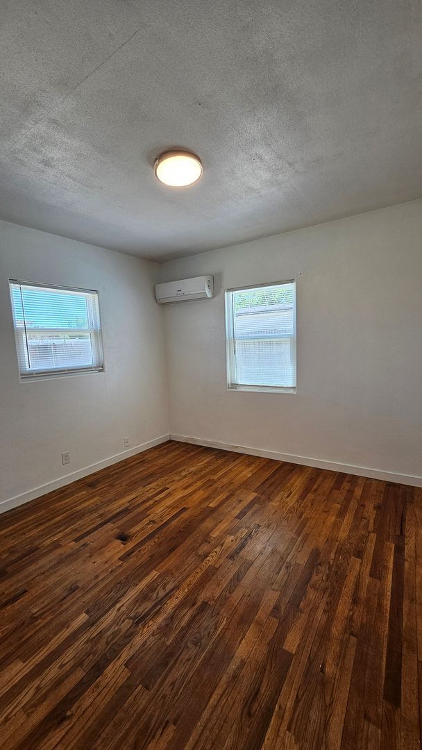 Building Photo - 2 Bed 1 bath