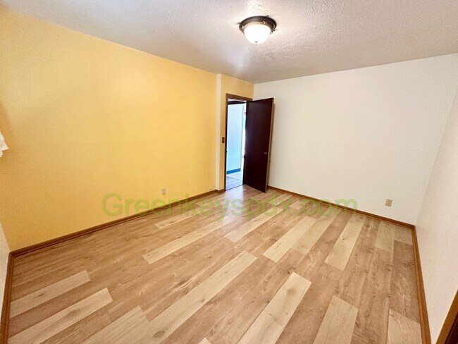 Building Photo - 3-Bedroom, 1.5-Bathroom House in Concordia...