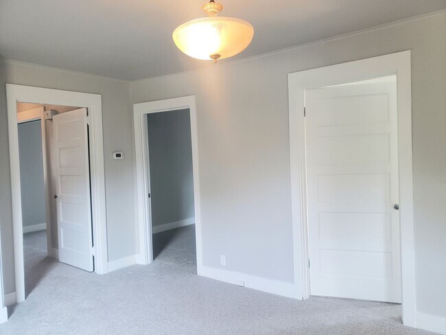 Building Photo - 3 Bedroom Near Elevator and Downtown Orego...