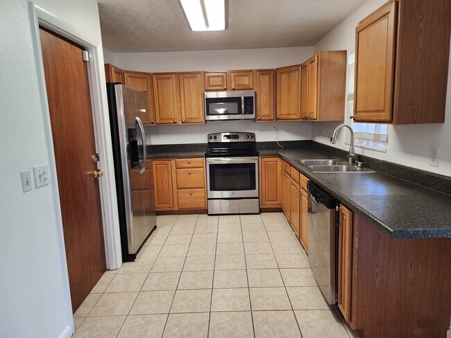 Building Photo - 14532 Knoll Ridge Dr