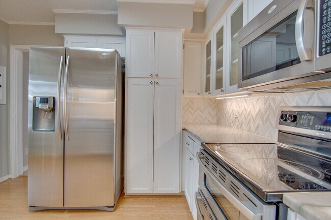 Building Photo - Pool Home with Office, Two Primary Suites ...