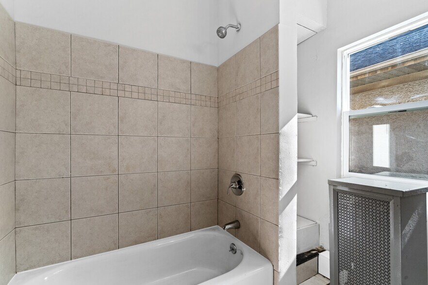 Bath Pic 2 - 5059 W Sunnyside Ave
