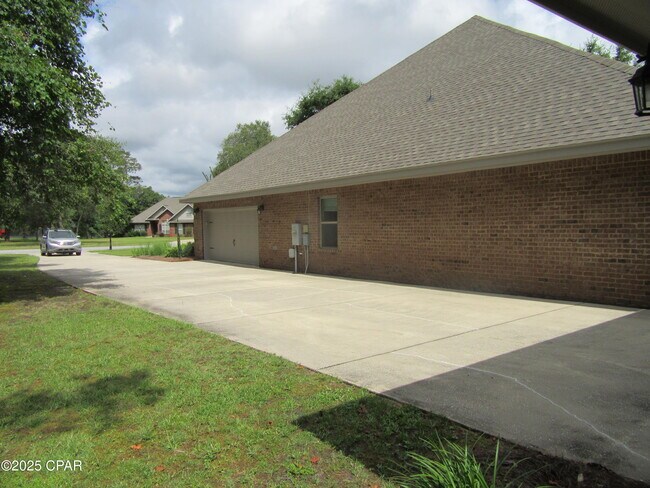 Building Photo - 114 Lake Merial Shores Dr