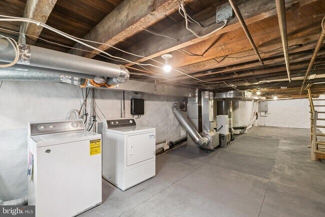 Building Photo - 621 S Bambrey St