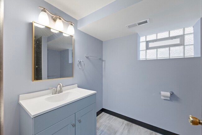 Building Photo - 5534 S Natoma Ave