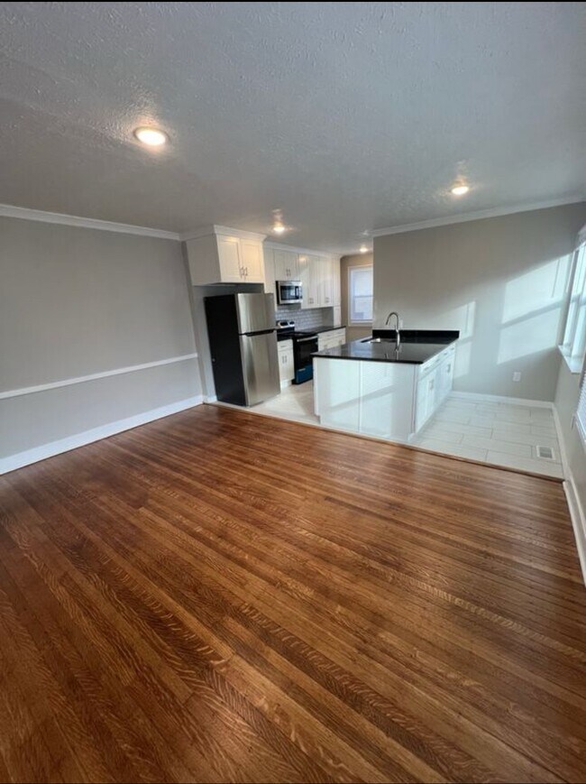 Building Photo - 216 E 49th St