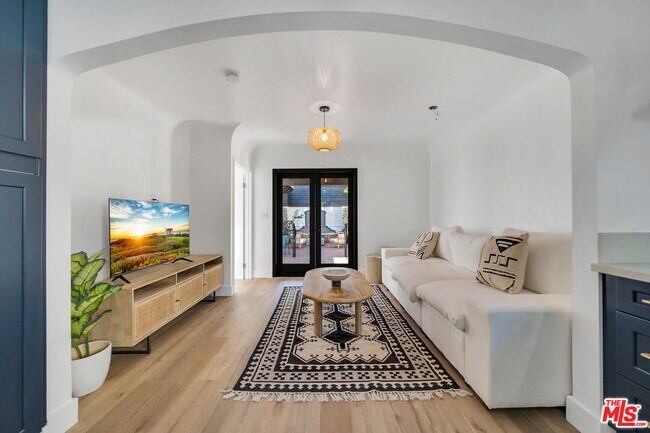 Building Photo - 8822 Rosewood Ave