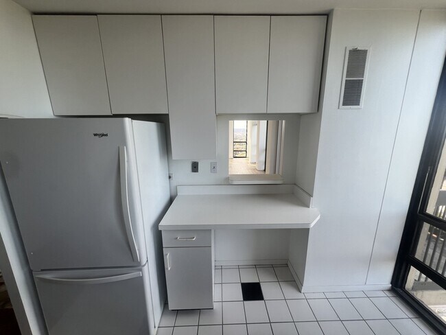 Building Photo - 1660 N La Salle Dr