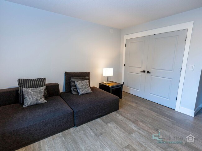 Building Photo - Fully Furnished Lake Oswego Gem!!!!