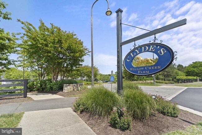 Building Photo - 43805 Middleway Ter