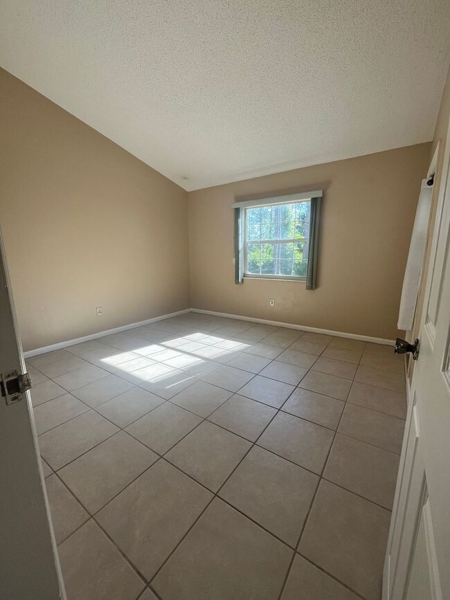 Building Photo - Super Cute 3bd 2bath with Florida Room!!