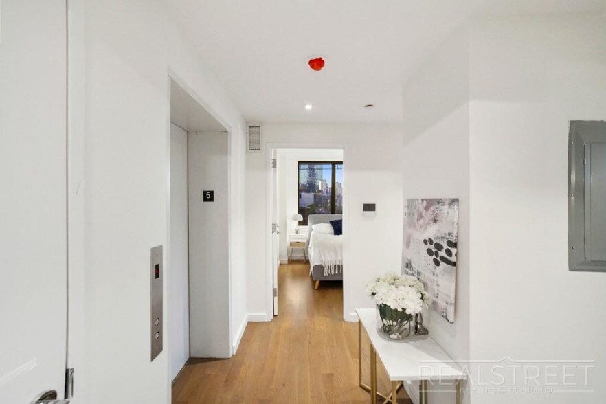 Building Photo - Waterfront Luxury 2 BED with Wrap arround ...