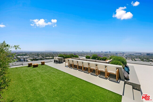 Building Photo - 1100 Alta Loma Rd