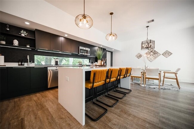 Building Photo - 2212 Francis St