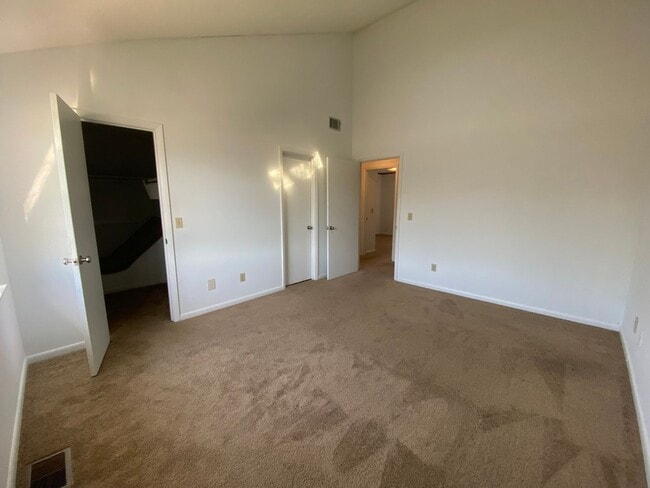 Building Photo - AVAILABLE NOW! (Pets Considered)