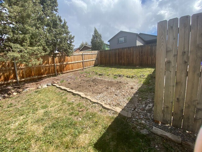 Building Photo - Reindeer Ave. Duplex