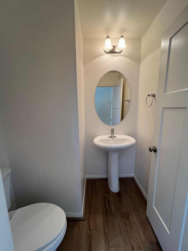 Building Photo - 3 bed, 2 1/2 bath home in Los Agaves Community!