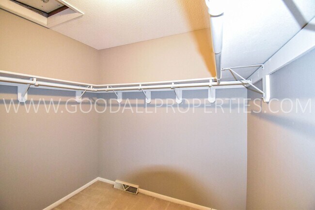 Building Photo - 3 Bed 2.5 bath Home with a fully fenced yard in West Des Moines with a 2-Car attached garage