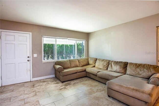 Building Photo - 2074 Greenbriar Blvd
